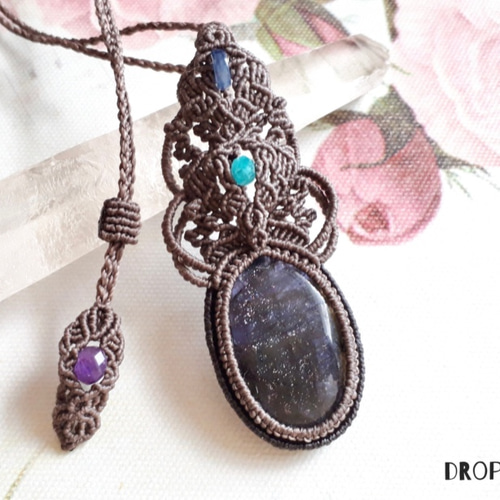 drops of earthのアイオライトサンストーンのマクラメペンダント