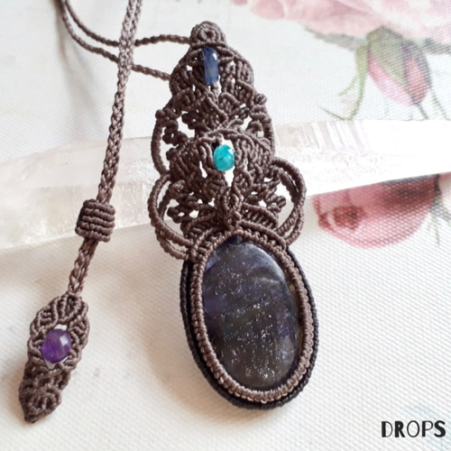 drops of earthのアイオライトサンストーンのマクラメペンダント