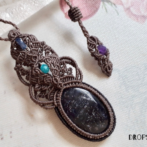 drops of earthのアイオライトサンストーンのマクラメペンダント