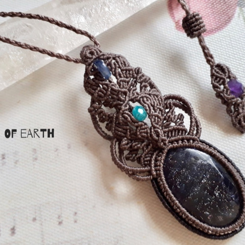 drops of earthのアイオライトサンストーンのマクラメペンダント