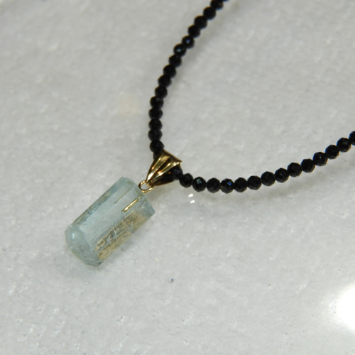 幸せを運んでくる！？高品質アクアマリンの原石18Kペンダント  