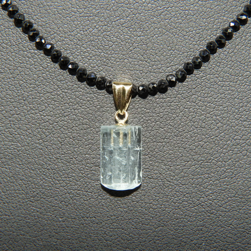 幸せを運んでくる！？高品質アクアマリンの原石18Kペンダント  