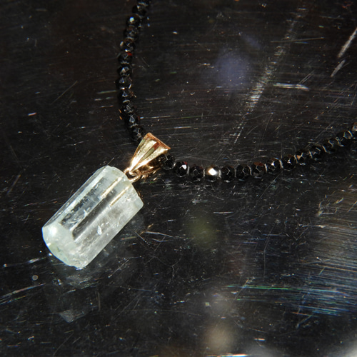 幸せを運んでくる！？高品質アクアマリンの原石18Kペンダント  