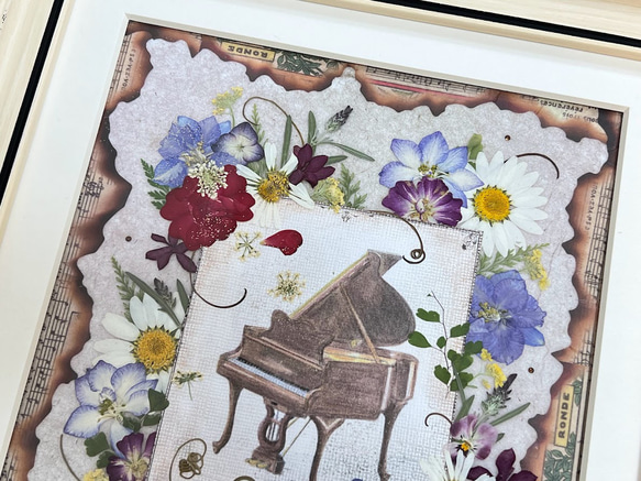 クラシカルな雰囲気のアンティークピアノの押し花アート額　 7枚目の画像