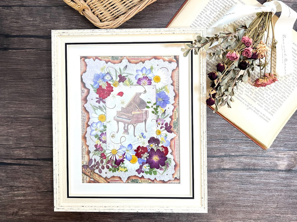 クラシカルな雰囲気のアンティークピアノの押し花アート額 その他