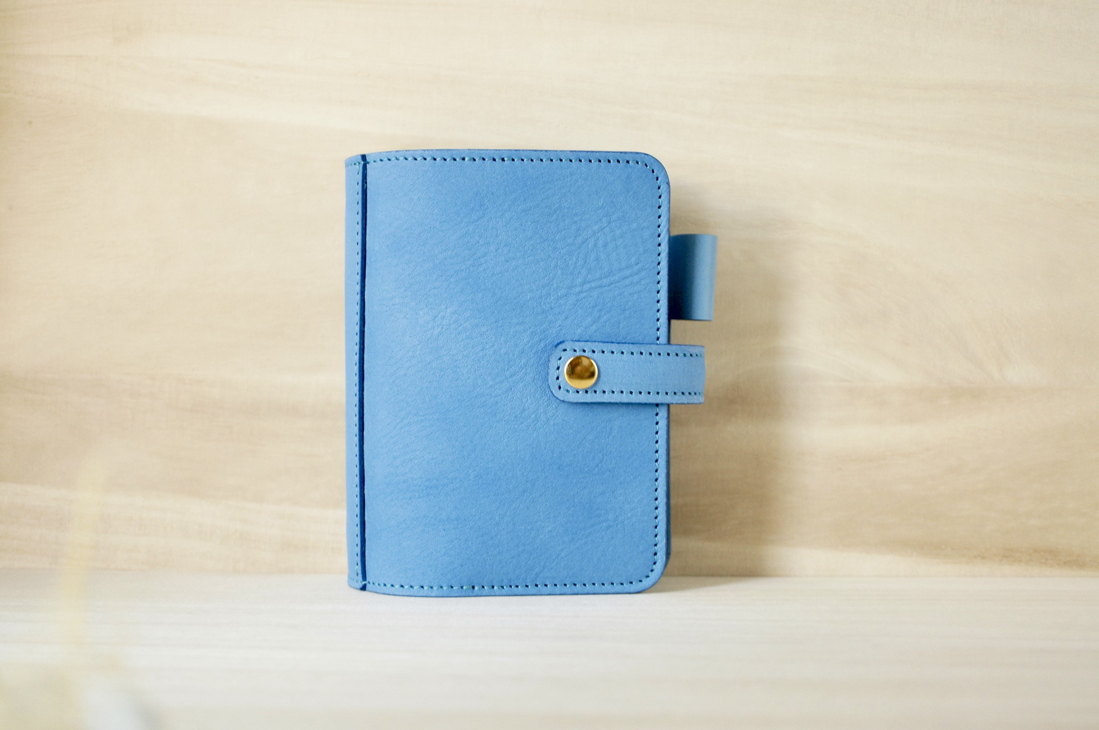 青い夏の空のような夏空ブルー　たっぷり挟める柔らかい風合いが優しいシュリンクヌメのミニ6システム手帳