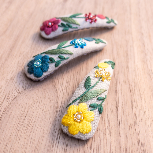 手刺繍パッチンピン「ビーズと刺繍のお花」 ヘアピン さゆき工房