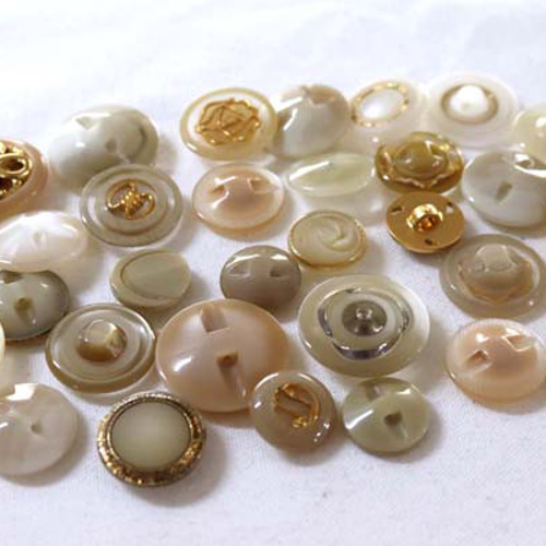 メーカー廃番品 ヴィンテージ アンティークボタン 薄ベージュ