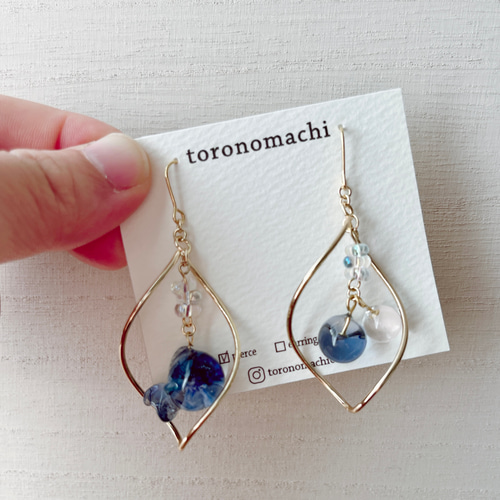 新作】ゆらゆらぷくぷく金魚 ピアス/イヤリング ブルー 青 ピアス