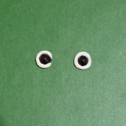 緑色の刺繍の目と丸い体の形をした小さな人形、チャームを追加でき、ピンはカスタマイズでき、色を変更でき、手作りのウールのかぎ針編み 15枚目の画像