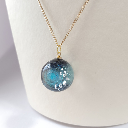 エメラルドグリーンの輝く宇宙玉レジンの球体ネックレス ネックレス