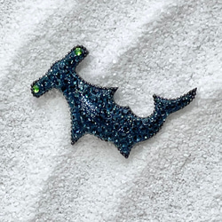 サメ　ブローチ　ユニークでかっこいい　ハンマーヘッドシャーク「青」バッジ　グルーデコ 2枚目の画像