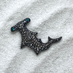 サメ　ブローチ　ユニークでかっこいい　ハンマーヘッドシャーク「銀」バッジ　グルーデコ 2枚目の画像