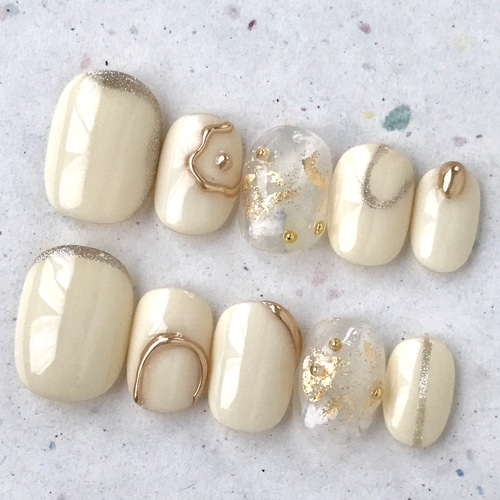 韓国っぽ♡個性派なホワイトとゴールドのニュアンスネイル ネイル  