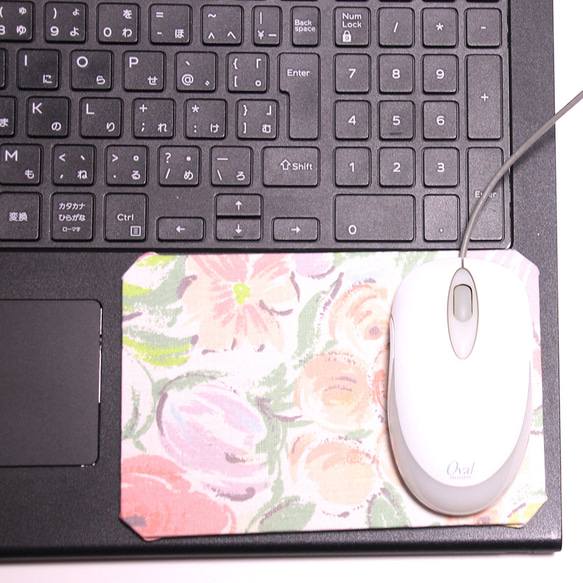 ノートPCの端っこで使うマウスパッド・淡い花柄イラスト 1枚目の画像