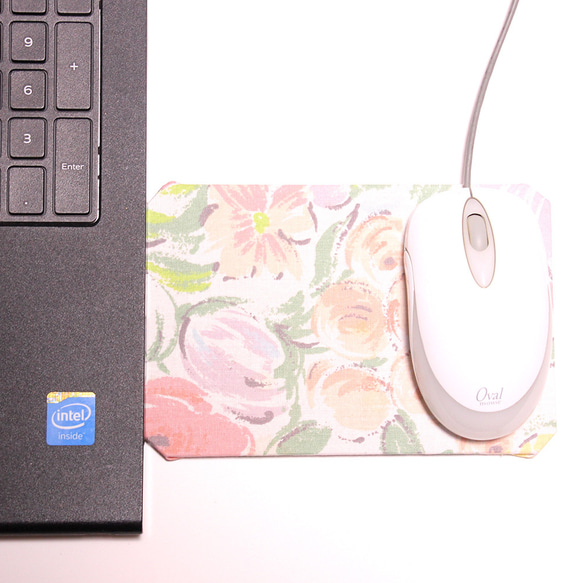 ノートPCの端っこで使うマウスパッド・淡い花柄イラスト 3枚目の画像