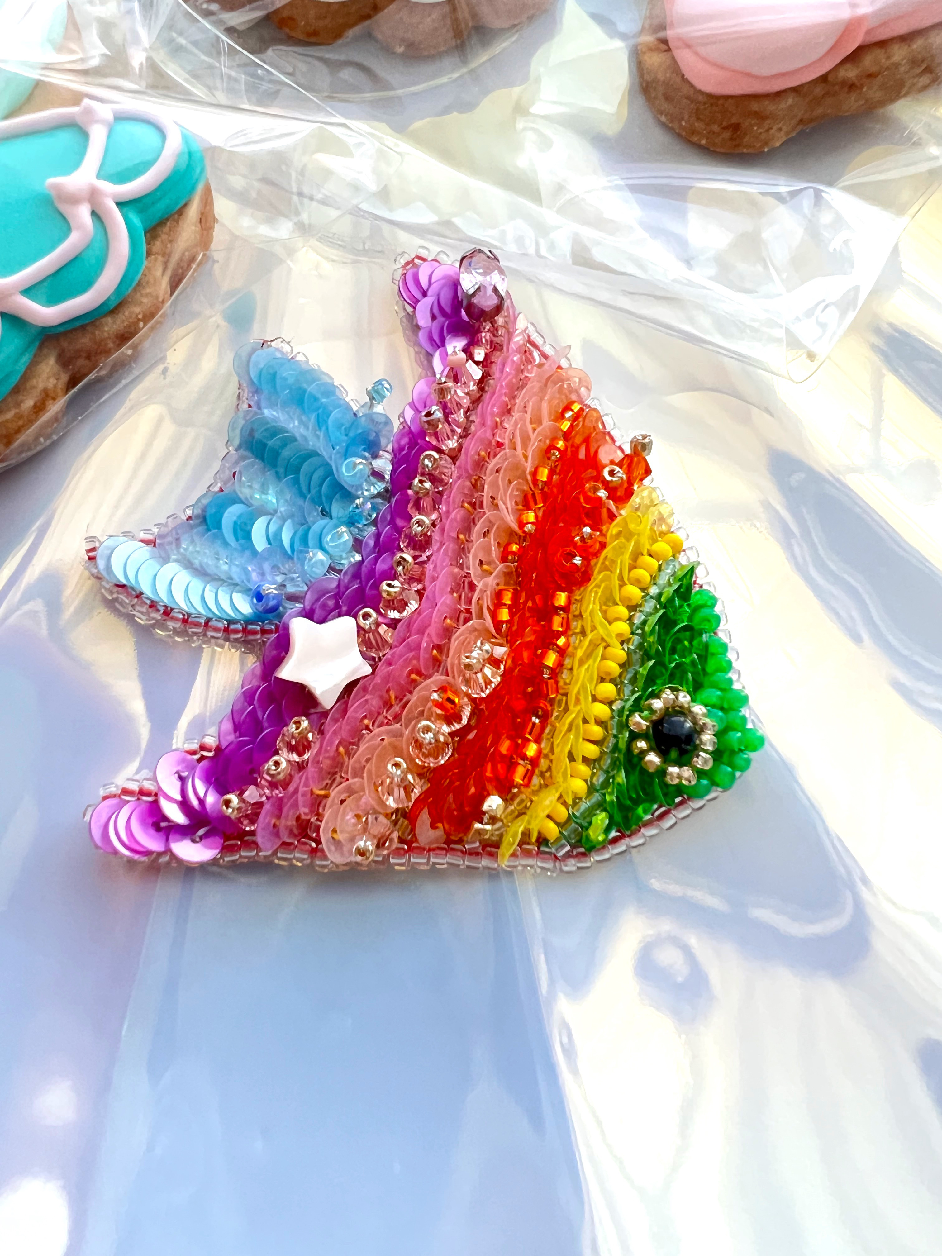 フレンチレインボー　海の宝石お魚ブローチ