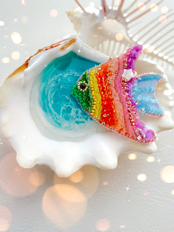 フレンチレインボー　海の宝石お魚ブローチ 2枚目の画像