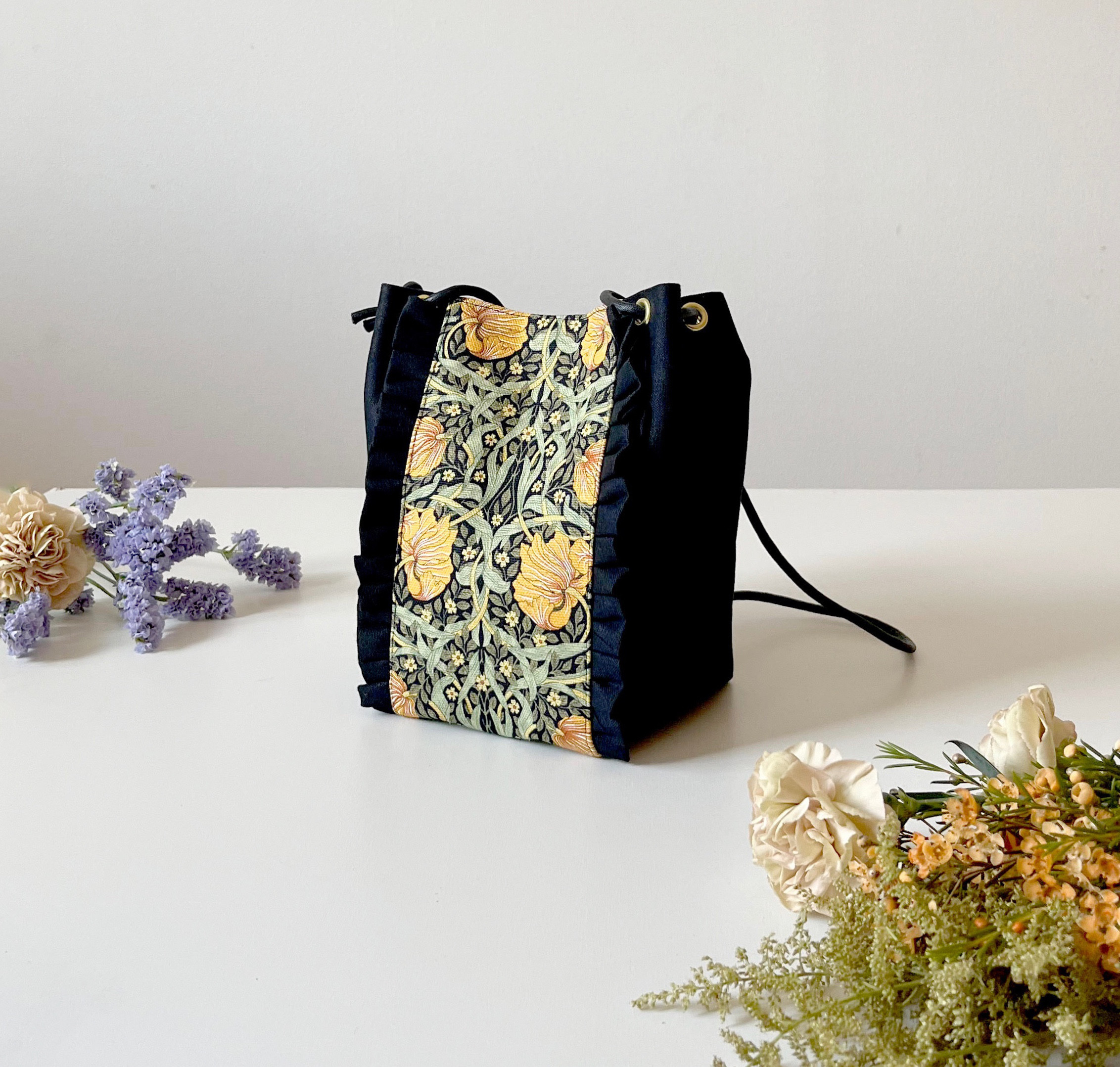 【受注生産】 斜めがけにも！2way canvas mini bag （モリスblack）