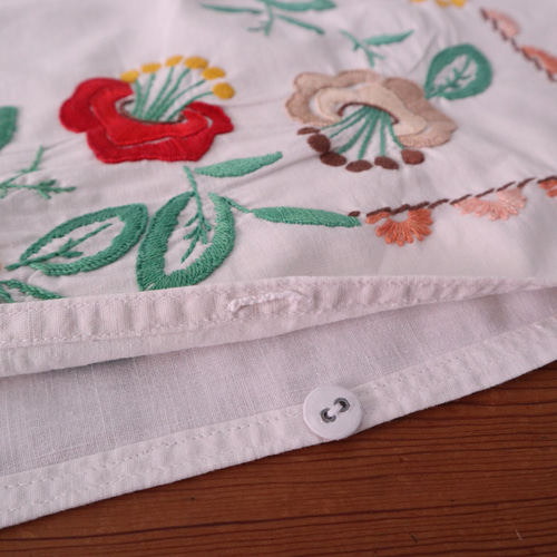 フランスの手仕事/カラフルなお花の手刺繍とエジング編み クッション