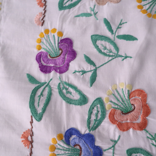 フランスの手仕事/カラフルなお花の手刺繍とエジング編み クッション