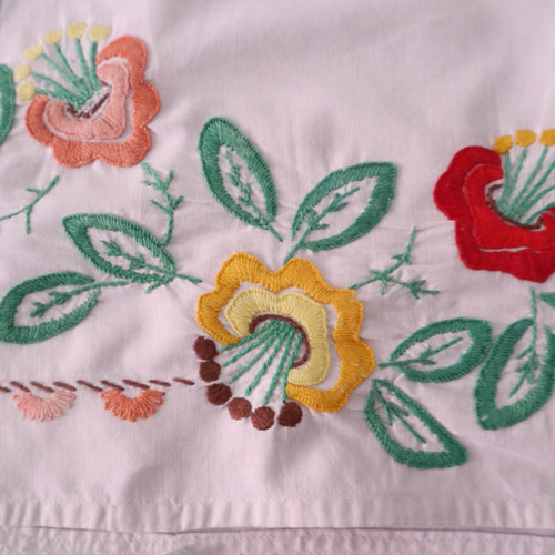 フランスの手仕事/カラフルなお花の手刺繍とエジング編み クッション