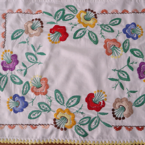 クッションカバー フランスヴィンテージ 刺繍のリメイク 手刺繍 France フランスの手仕事/カラフルなお花の手刺繍とエジング編み クッション