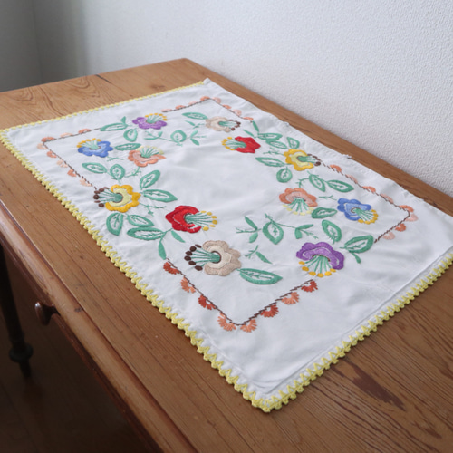 フランスの手仕事/カラフルなお花の手刺繍とエジング編み クッション