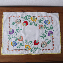 フランスの手仕事/カラフルなお花の手刺繍とエジング編み クッションカバー (ヴィンテージ 収納) 3枚目の画像