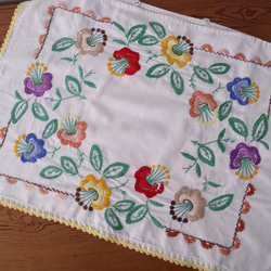 フランスの手仕事/カラフルなお花の手刺繍とエジング編み クッション