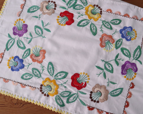 フランスの手仕事/カラフルなお花の手刺繍とエジング編み クッション