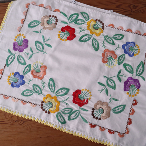 フランスの手仕事/カラフルなお花の手刺繍とエジング編み クッション