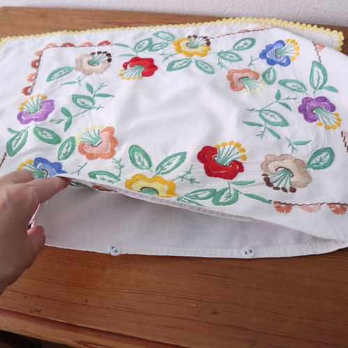 フランスの手仕事/カラフルなお花の手刺繍とエジング編み クッション