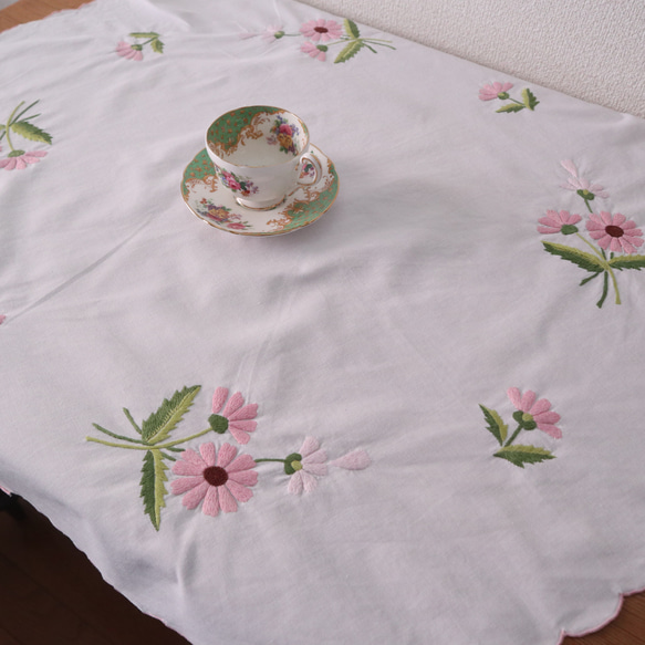 ドイツの手仕事/可愛いピンクのお花の手刺繍・ラウンド型テーブルクロス　(ヴィンテージ リメイク素材) 5枚目の画像