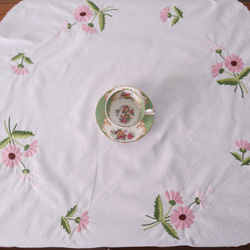ドイツの手仕事/可愛いピンクのお花の手刺繍・ラウンド型テーブルクロス　(ヴィンテージ リメイク素材) 9枚目の画像