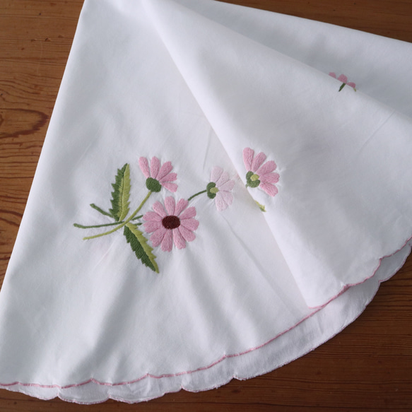 ドイツの手仕事/可愛いピンクのお花の手刺繍・ラウンド型テーブルクロス　(ヴィンテージ リメイク素材) 14枚目の画像