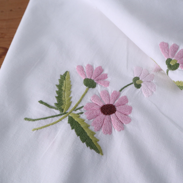 ドイツの手仕事/可愛いピンクのお花の手刺繍・ラウンド型テーブルクロス　(ヴィンテージ リメイク素材) 13枚目の画像