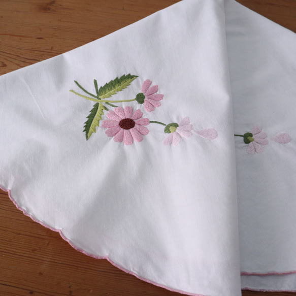 ドイツの手仕事/可愛いピンクのお花の手刺繍・ラウンド型テーブルクロス　(ヴィンテージ リメイク素材) 15枚目の画像