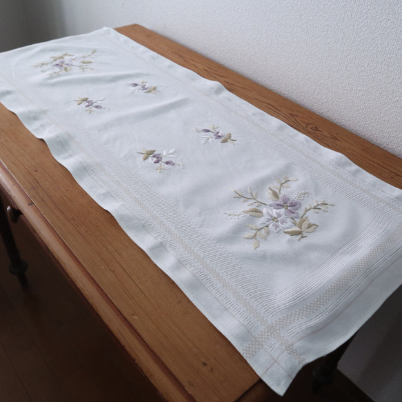 ドイツの手仕事/素敵な白や藤色のお花の手刺繍 テーブルランナー　(ヴィンテージ・テーブルセンター) 2枚目の画像