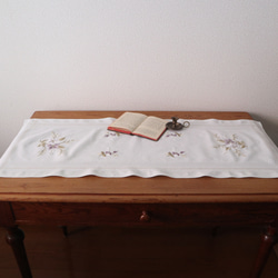 ドイツの手仕事/素敵な白や藤色のお花の手刺繍 テーブルランナー　(ヴィンテージ・テーブルセンター) 8枚目の画像