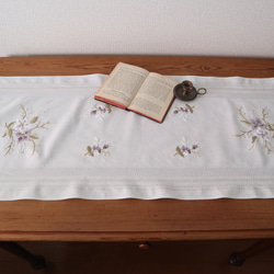 ドイツの手仕事/素敵な白や藤色のお花の手刺繍 テーブルランナー　(ヴィンテージ・テーブルセンター) 9枚目の画像