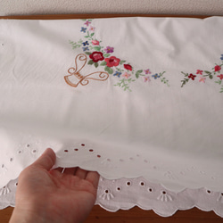 フランスの手仕事/花びんに活けられたピンクのバラや色とりどりの小花の手刺繍 テーブルクロス (ヴィンテージ) 10枚目の画像
