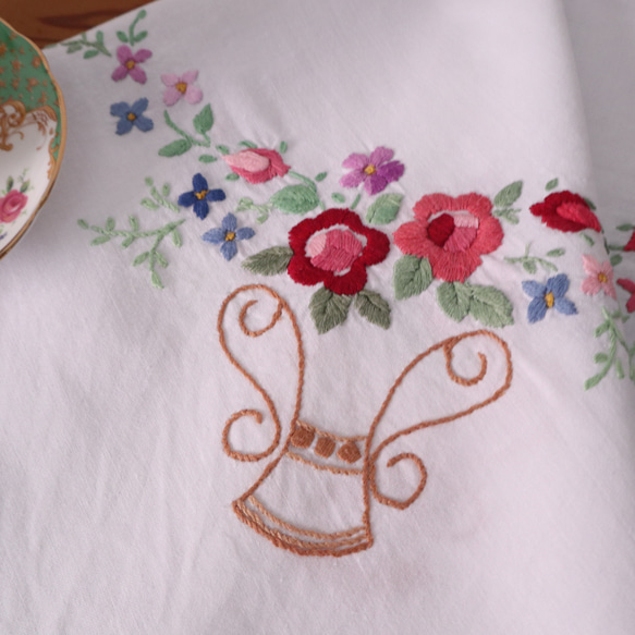 フランスの手仕事/花びんに活けられたピンクのバラや色とりどりの小花の手刺繍 テーブルクロス (ヴィンテージ) 15枚目の画像
