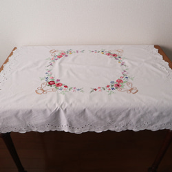 フランスの手仕事/花びんに活けられたピンクのバラや色とりどりの小花の手刺繍 テーブルクロス (ヴィンテージ) 3枚目の画像