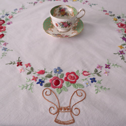 フランスの手仕事/花びんに活けられたピンクのバラや色とりどりの小花の手刺繍 テーブルクロス (ヴィンテージ) 7枚目の画像