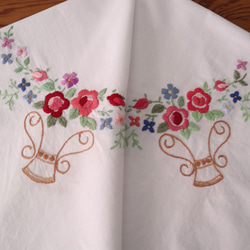 フランスの手仕事/花びんに活けられたピンクのバラや色とりどりの小花の手刺繍 テーブルクロス (ヴィンテージ) 11枚目の画像