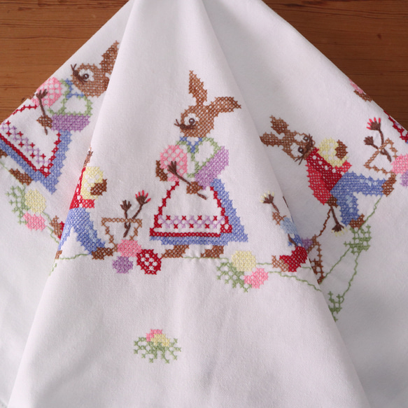 ドイツの手仕事/エッグハントをする可愛いうさぎ家族の手刺繍 テーブルクロス(ヴィンテージ ウサギ ラビット) 10枚目の画像