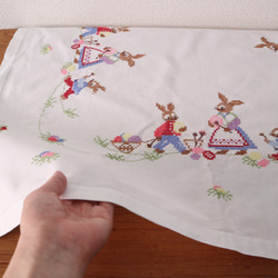 ドイツの手仕事/エッグハントをする可愛いうさぎ家族の手刺繍 テーブルクロス(ヴィンテージ ウサギ ラビット) 9枚目の画像