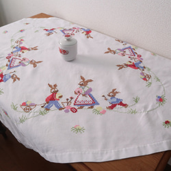 ドイツの手仕事/エッグハントをする可愛いうさぎ家族の手刺繍 テーブルクロス(ヴィンテージ ウサギ ラビット) 6枚目の画像