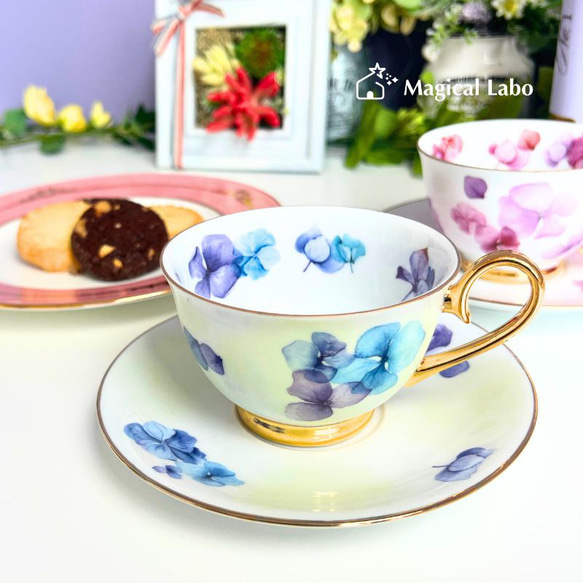 青緑色の花模様の陶器カップ 青緑色の花模様の陶器カップ